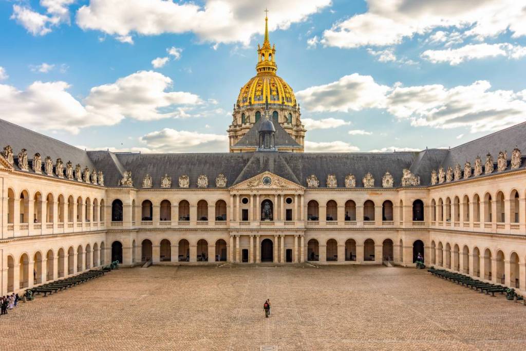 Sous un dôme doré de plus de 110 mètres, ce musée abrite 500 000 pièces historiques de la Préhistoire à aujourd&rsquo;hui, dont le tombeau de Napoléon Ier – il offre une vue panoramique parmi les plus belles de Paris