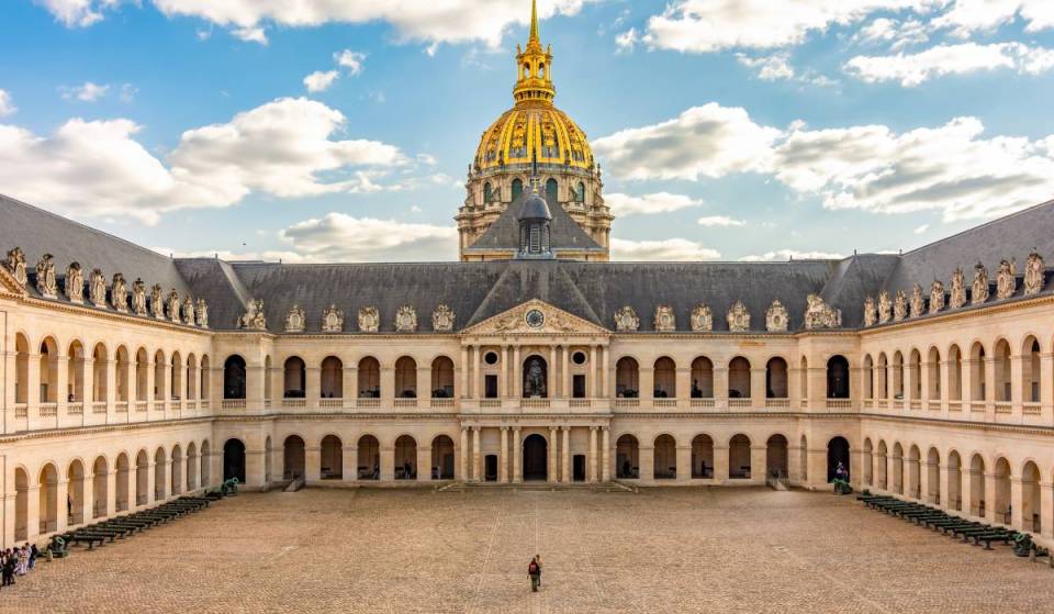Sous un dôme doré de plus de 110 mètres, ce musée abrite 500 000 pièces historiques de la Préhistoire à aujourd&rsquo;hui, dont le tombeau de Napoléon Ier – il offre une vue panoramique parmi les plus belles de Paris