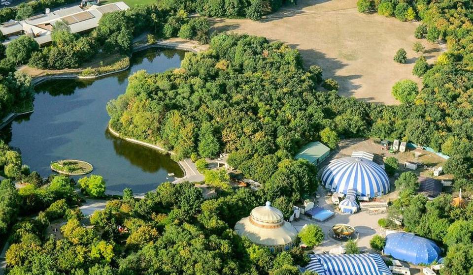 Questo parco di 80 ettari nasconde uno dei pochi trenini in miniatura ancora in circolazione nell’Île-de-France – è raggiungibile in 20 minuti da Parigi.