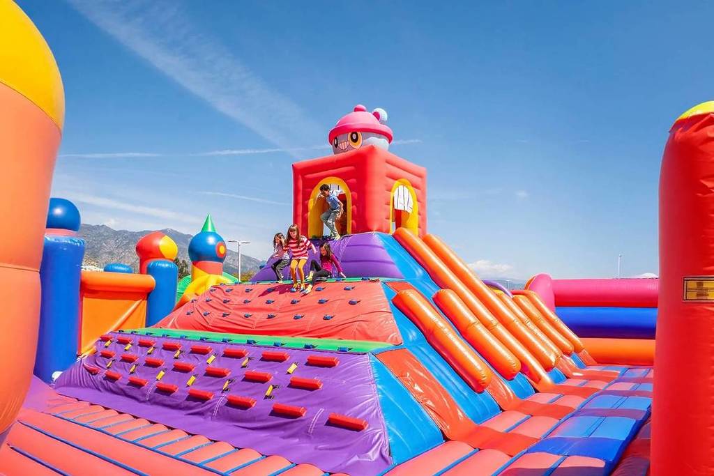 À 30 minutes de Paris, ce parc d&rsquo;attractions entièrement gonflable de 4 000 m2 est le plus grand du monde, et il ouvre très bientôt pour quelques semaines seulement ! 