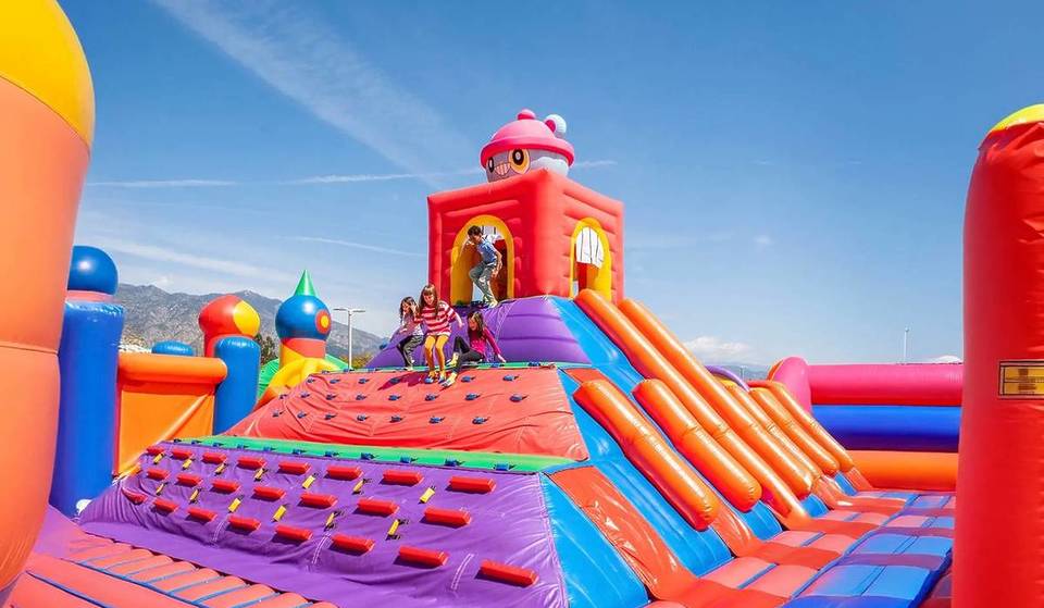 A 30 minuti da Parigi, questo parco divertimenti interamente gonfiabile di 4.000 m² è il più grande del mondo e aprirà molto presto per poche settimane! 