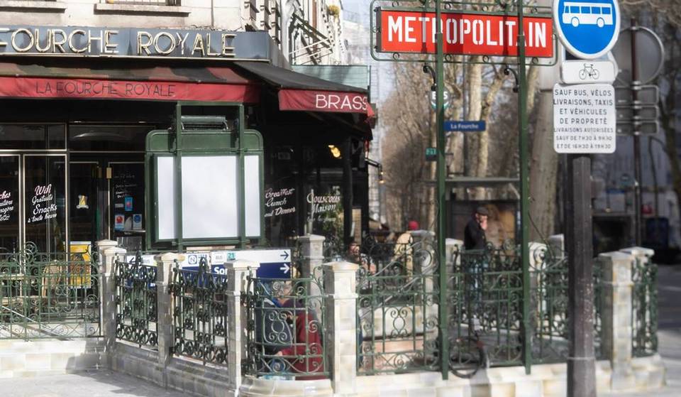 “Het leek wel een bunker”: na 11 maanden werk en 700.000 euro heeft het lelijkste metrostation van Parijs eindelijk zijn historische uiterlijk terug… en het is echt spectaculair!