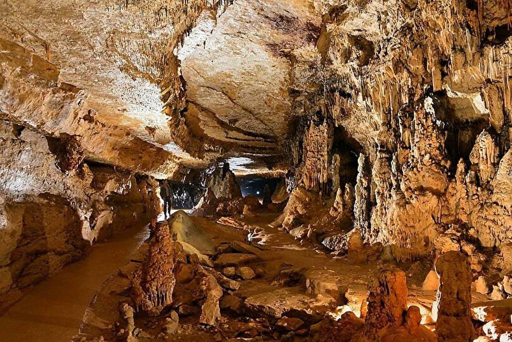 A dos horas y media de París, esta espectacular cueva prehistórica esconde tesoros de más de 30 000 años de antigüedad, ¡y reabre al público en abril!