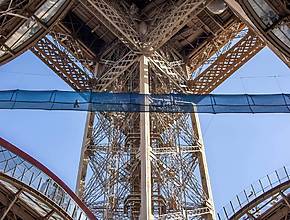Suspendido a más de 60 metros sobre el vacío, el puente urbano más alto de Francia se instala en la Torre Eiffel… pero solo por unas semanas