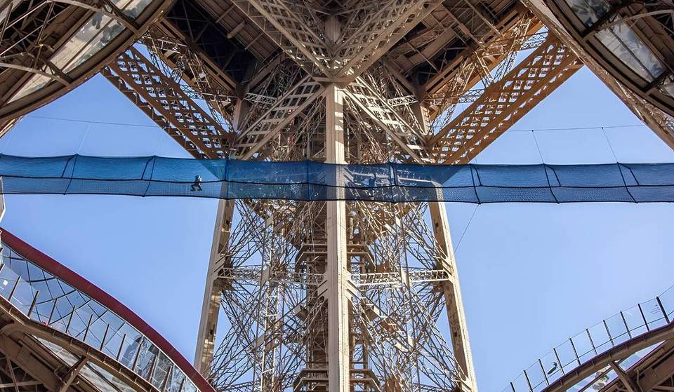 Suspended more than 60 meters above the ground, France’s highest urban bridge is being installed on the Eiffel Tower… but only for a few weeks