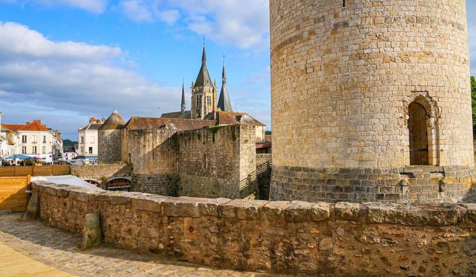 Questo villaggio medievale poco conosciuto ospita una delle fortezze meglio conservate dell’Île-de-France ed è facilmente raggiungibile con la RER