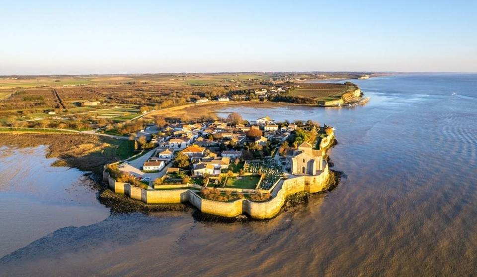 A poche ore da Parigi, questo villaggio fortificato del XIII secolo arroccato su una scogliera è uno dei gioielli più segreti della Francia