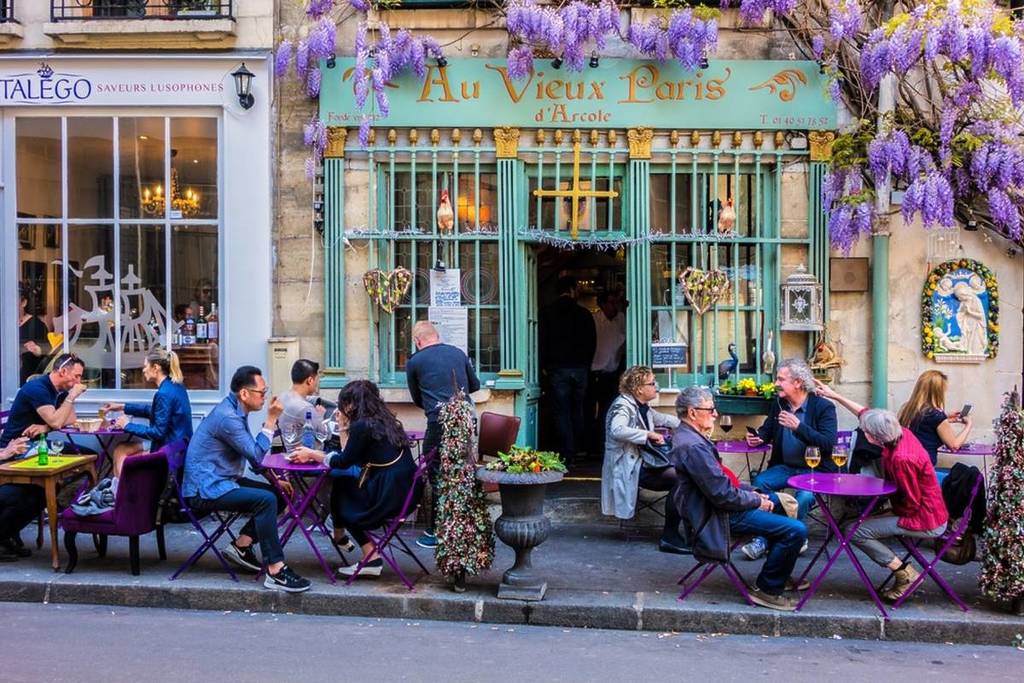 Terrasse mit Glyzinie
