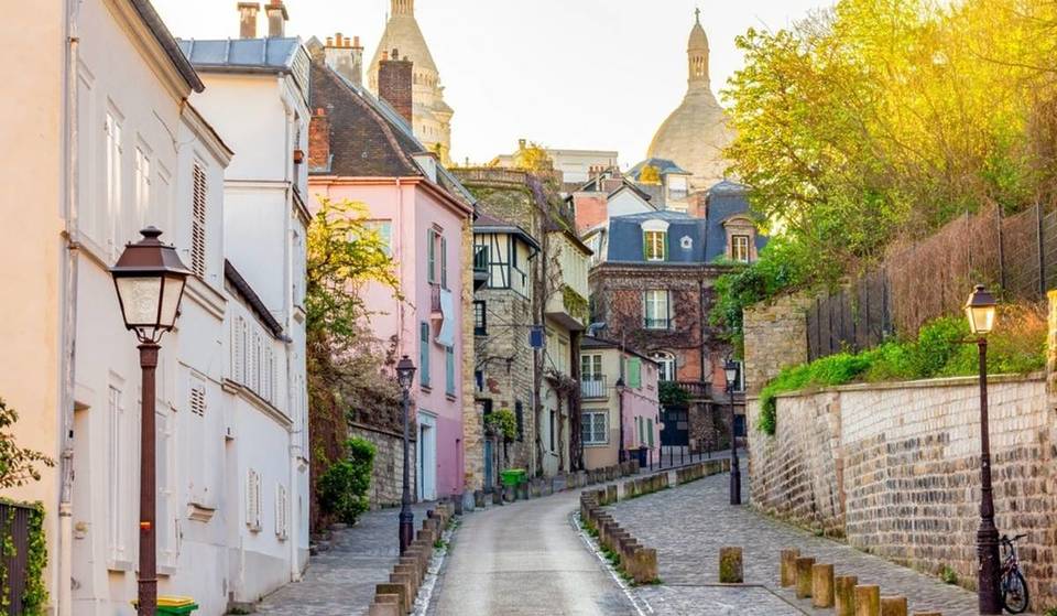À deux pas du Sacré-Cœur, cette petite rue pavée cache l’une des maisons les plus célèbres de la capitale