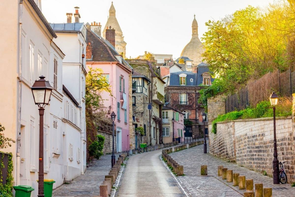 Just a stone's throw from Sacré-Cœur, this small cobblestone