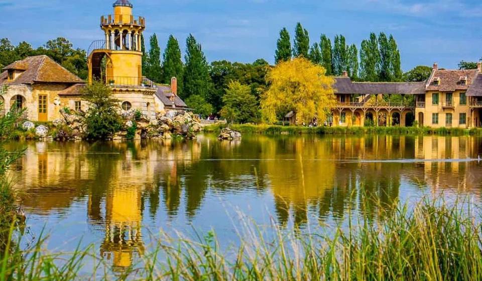 «Sembra un set cinematografico»: nel cuore del castello di Versailles, questa magnifica fattoria è completamente finta… e serviva da rifugio a Maria Antonietta