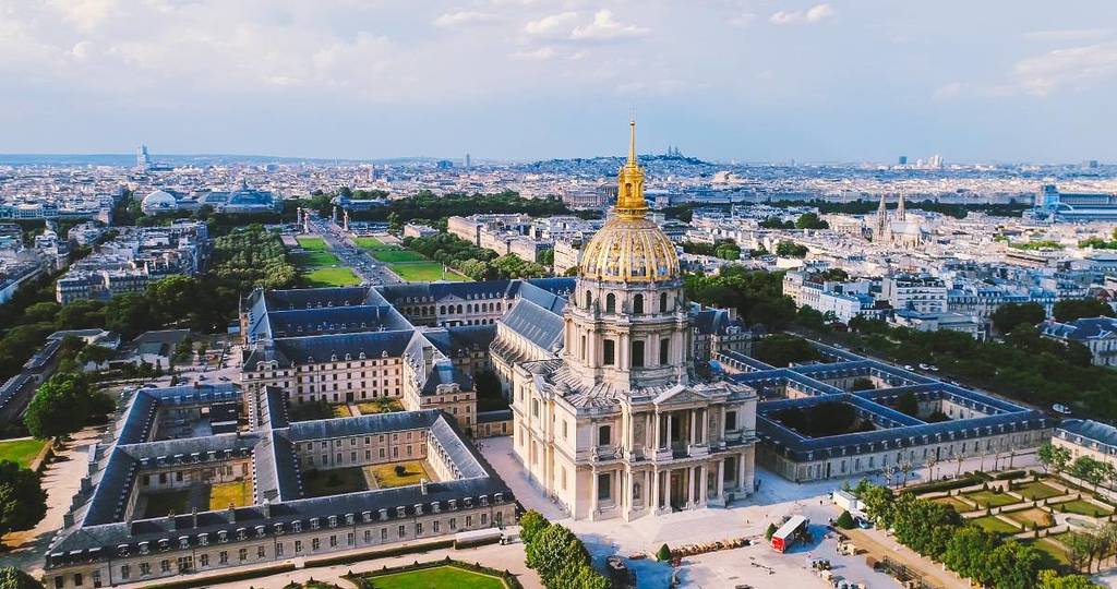 Sous un dôme doré de plus de 110 mètres, ce musée abrite 500 000 pièces historiques de la Préhistoire à aujourd&rsquo;hui, dont le tombeau de Napoléon Ier – il offre une vue panoramique parmi les plus belles de Paris