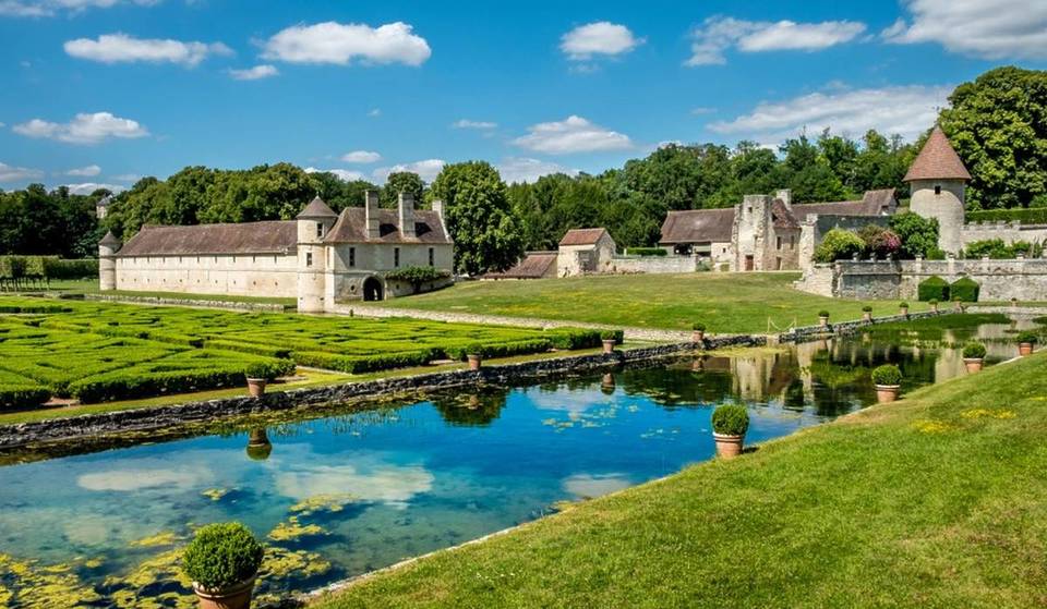 Ce domaine secret de 70 hectares cache un majestueux château du XVIIIe siècle et de superbes jardins à la française