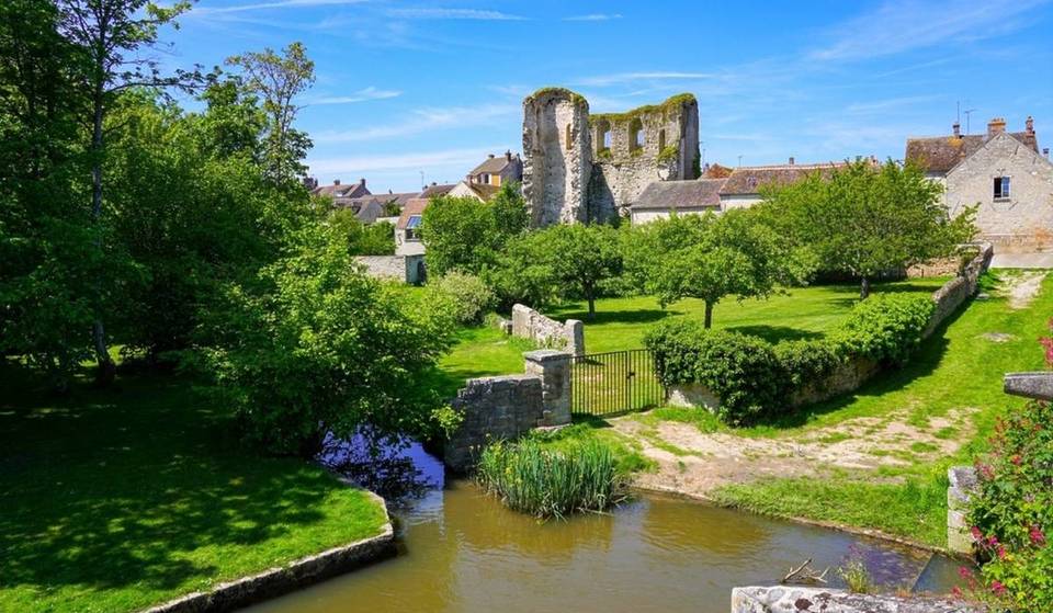 Ce village méconnu au bord de l&rsquo;eau cache des vestiges médiévaux et un pont de pierre historique – on y accède en 1h depuis Paris