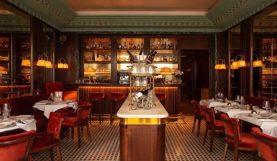 À deux pas des Champs-Élysées, cet ancien bar à vins oublié s’est transformé en une superbe brasserie, encore très secrète… et vous êtes sûrement passé devant sans le savoir