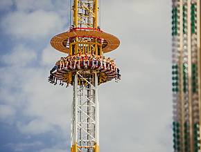 „80 m hoch, 140 km/h in 3 Sekunden“: Der höchste Freifallturm Europas kommt mitten auf den größten Jahrmarkt von Paris…