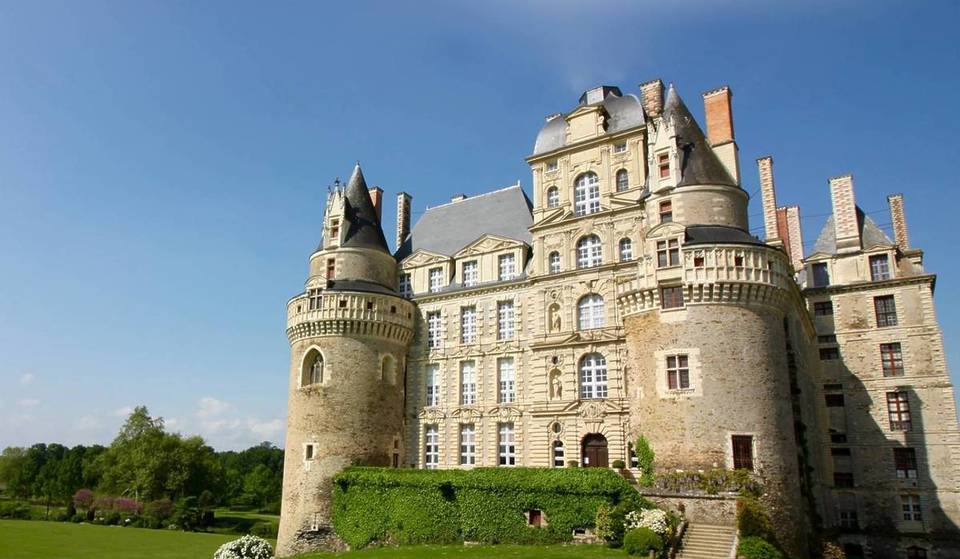 À 3 h de Paris, ce “gratte-ciel” du Val de Loire est le plus haut château de France… et il serait l’un des plus hantés du pays depuis plus de 500 ans