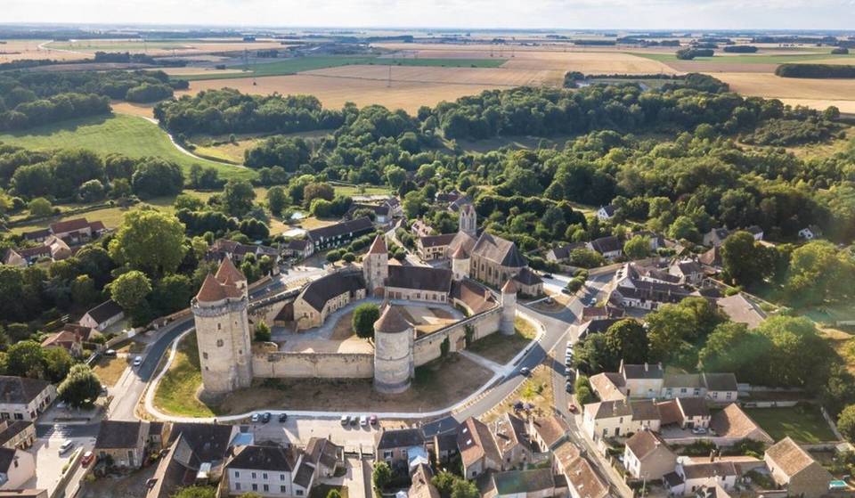 Zum ersten Mal verbindet ein 100 % mittelalterlicher Marathon zwei legendäre Dörfer, die nur eine Stunde von Paris entfernt liegen