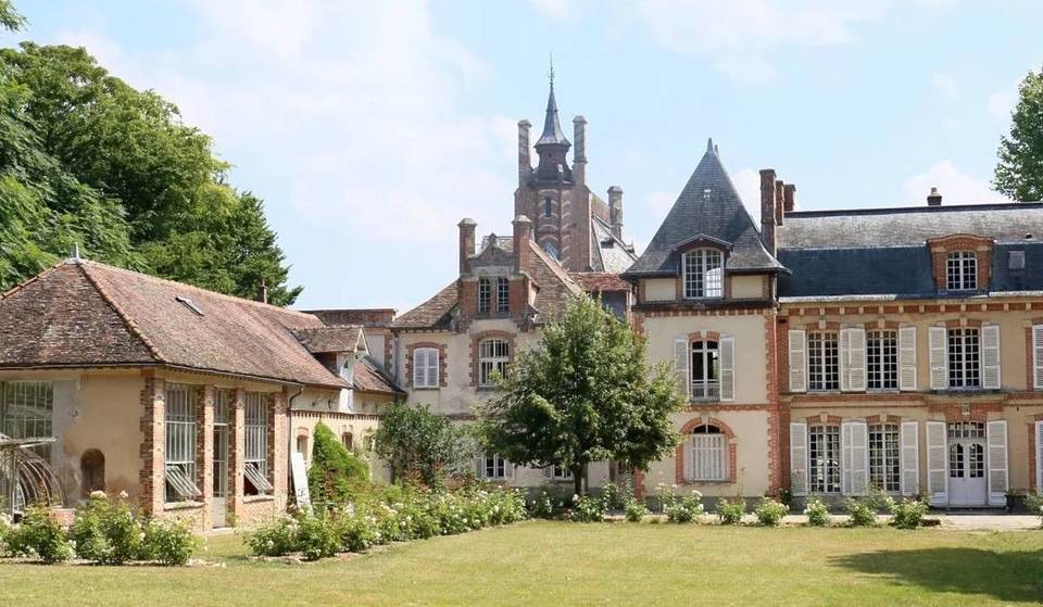 Dieses spektakuläre Schloss aus dem 19. Jahrhundert beherbergt das intakte Atelier einer Kultkünstlerin… und man kann dort sogar übernachten