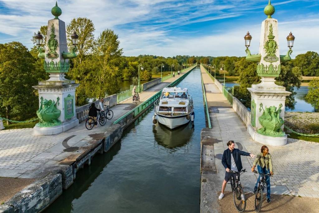 A 1h30 de Paris, esta ponte-canal assinada por Gustave Eiffel faz os barcos flutuarem sobre o Loire… e até podes atravessá-la a pé
