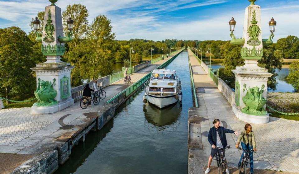 A una hora y media de París, este puente-canal diseñado por Gustave Eiffel hace que los barcos floten sobre el Loira… e incluso puedes cruzarlo a pie