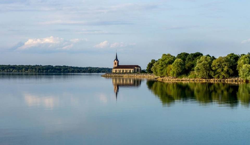 Op 3 uur rijden van Parijs biedt het grootste kunstmatige meer van Frankrijk 4.800 hectare natuur