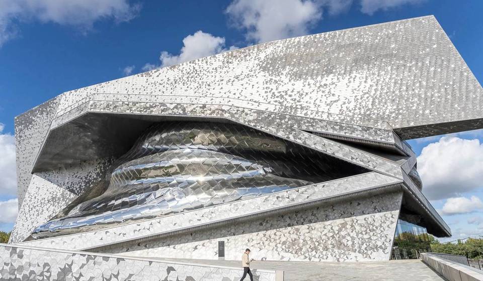 Peu de gens le savent, mais ce bâtiment futuriste cache une terrasse gratuite à couper le souffle… avec une vue exceptionnelle sur la Tour Eiffel !