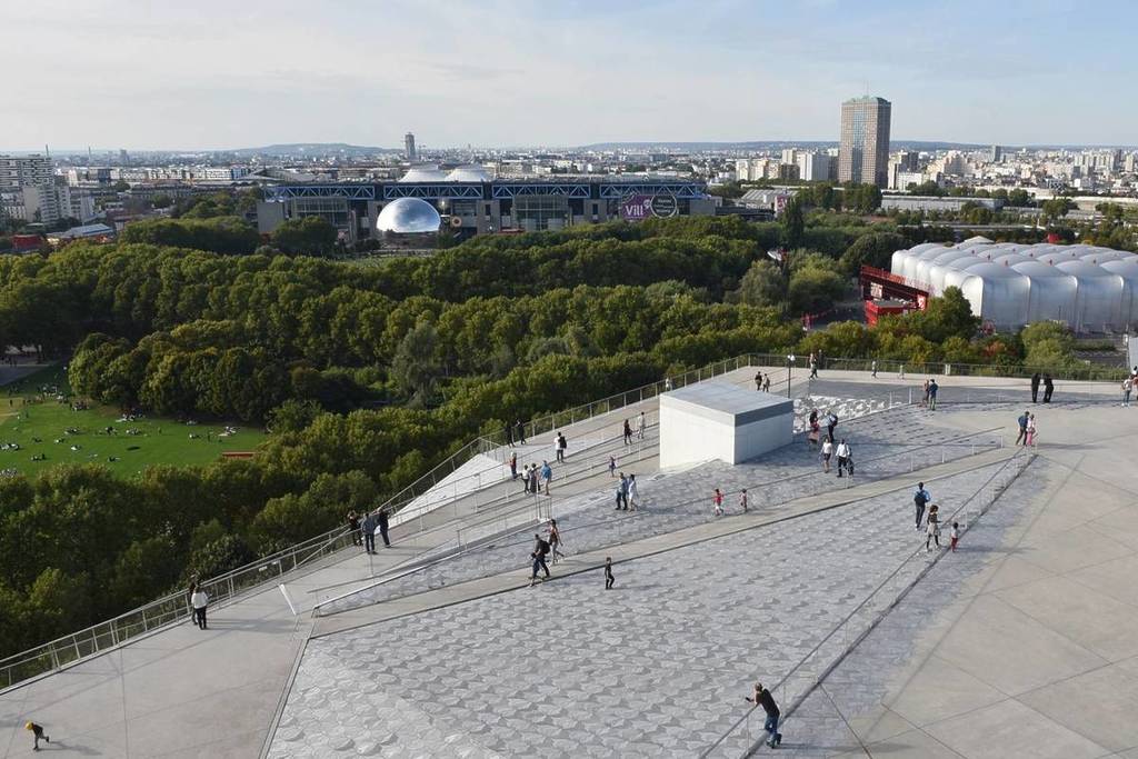 Poucas pessoas sabem, mas este edifício futurista esconde um terraço ...