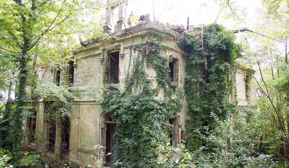 Just a stone’s throw from Paris, the incredible story of this neo-Gothic castle abandoned in the middle of the forest for 50 years