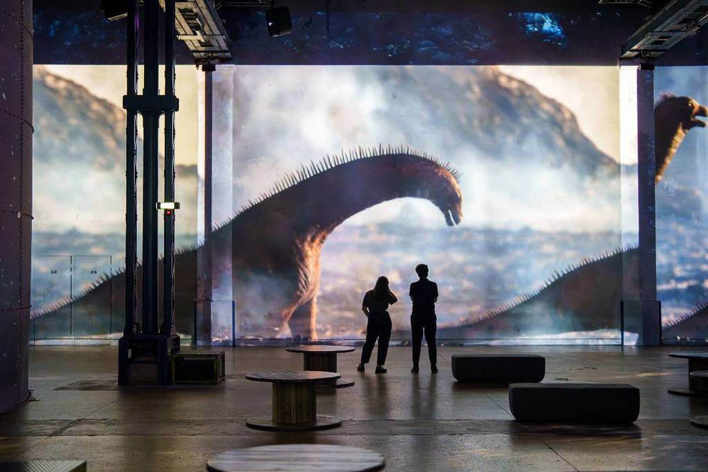 Dopo il successo della mostra, “Planète Préhistorique: Dinosaures” torna all’Atelier des Lumières solo fino al 28 giugno