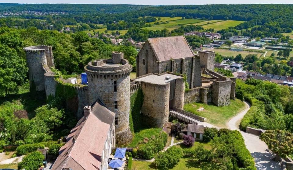 Este majestoso castelo fortificado do século XI oferece uma das mais belas vistas panorâmicas da Île-de-France