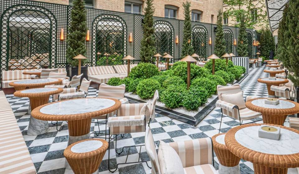 A un paso de la Torre Eiffel, este hotel del distrito 7 esconde un jardín secreto con aires de dolce vita… una terraza aún poco conocida para almorzar al sol