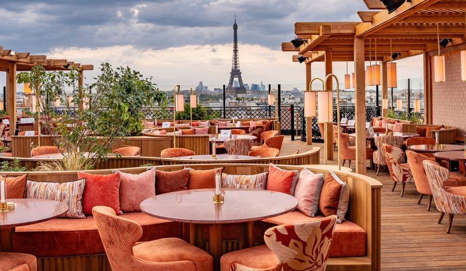 Dit verborgen dakterras met spectaculair uitzicht op de Eiffeltoren gaat weer open voor de mooie dagen… en het diner onder de sterrenhemel wordt je nieuwe obsessie