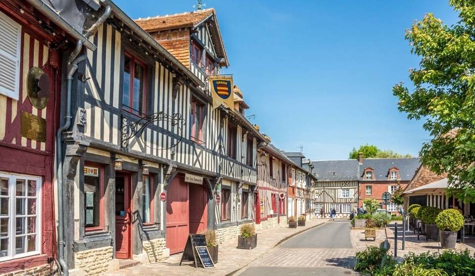 A duas horas de Paris, esta aldeia classificada entre as mais bonitas de França oferece um cenário de cartão postal digno do século XVII