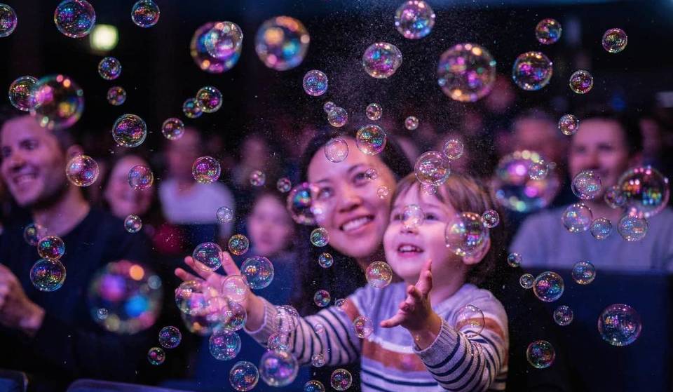 Entre lasers, lumières et bulles de savon, ce spectacle immersif promet un pur moment d&rsquo;émerveillement en famille