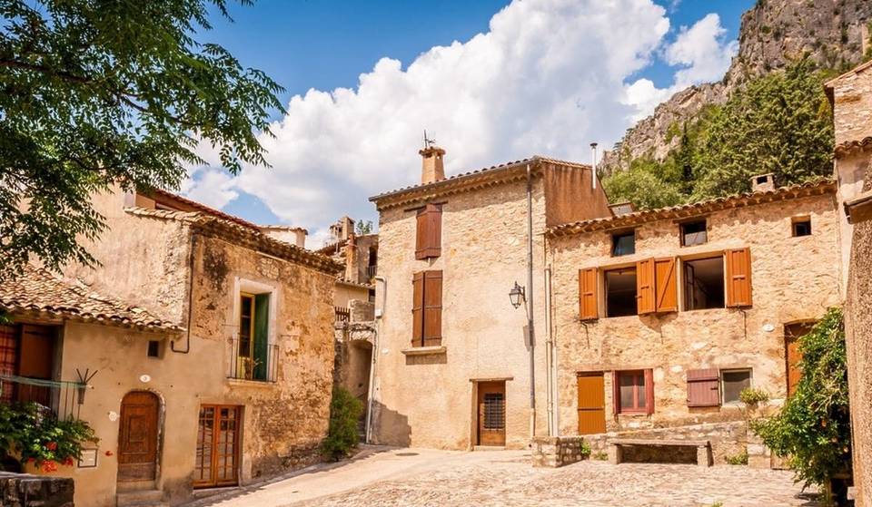 Esta pequena aldeia medieval classificada oferece uma escapadela espetacular entre ruelas de calçada, rio e natureza selvagem