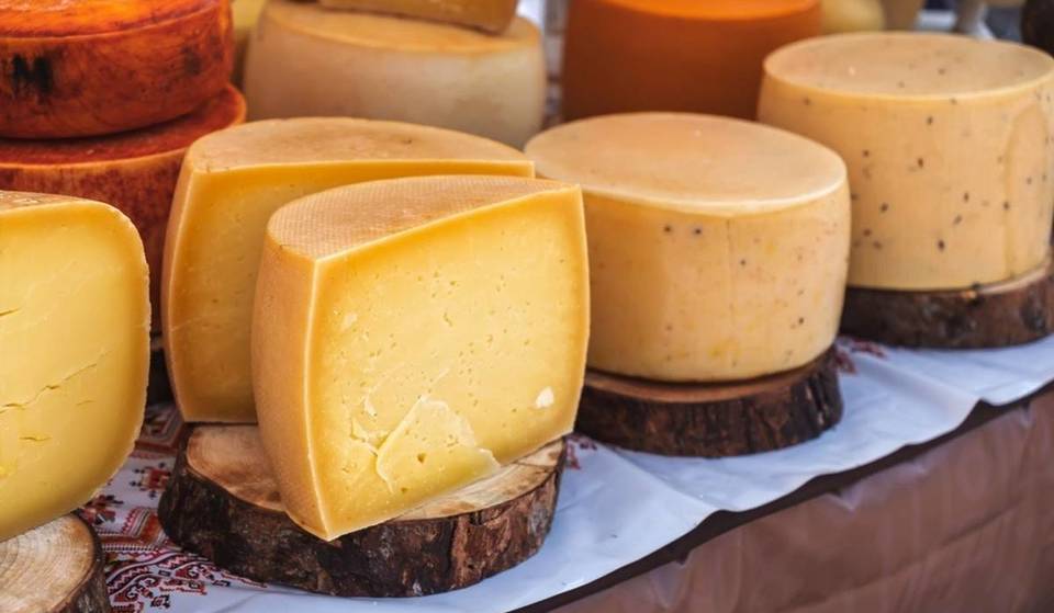 Nur wenige Stationen von Paris entfernt kehrt dieser riesige dreitägige Markt unter freiem Himmel mit Hunderten von Käse- und Weinproduzenten zurück