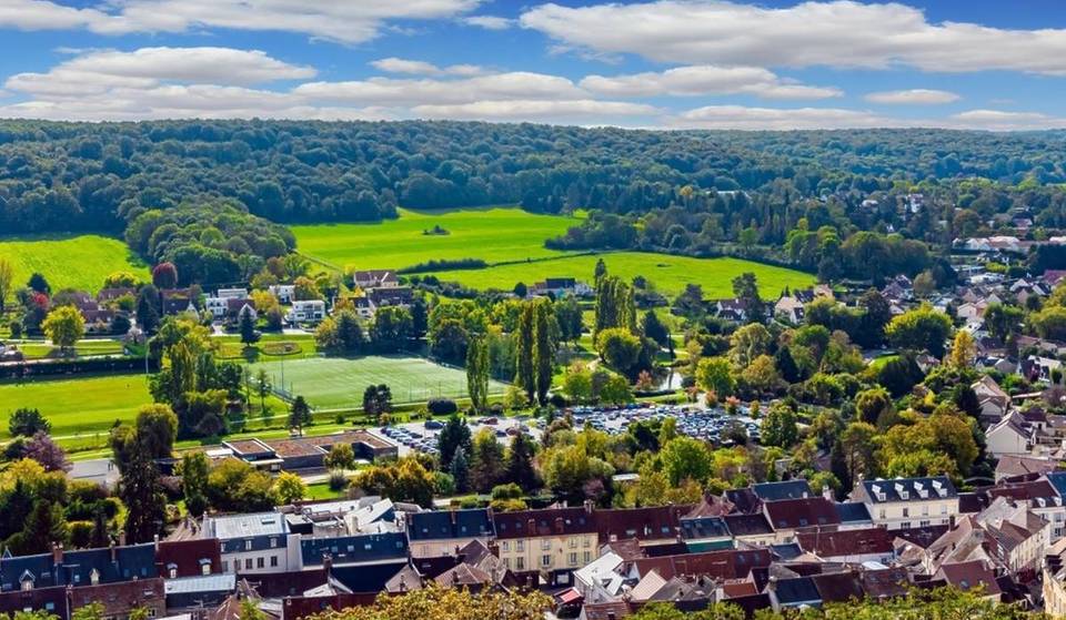 Dieses spektakuläre Tal verbirgt Dutzende von Waldwegen und ein hochgelegenes Schloss, das mit der RER B erreichbar ist
