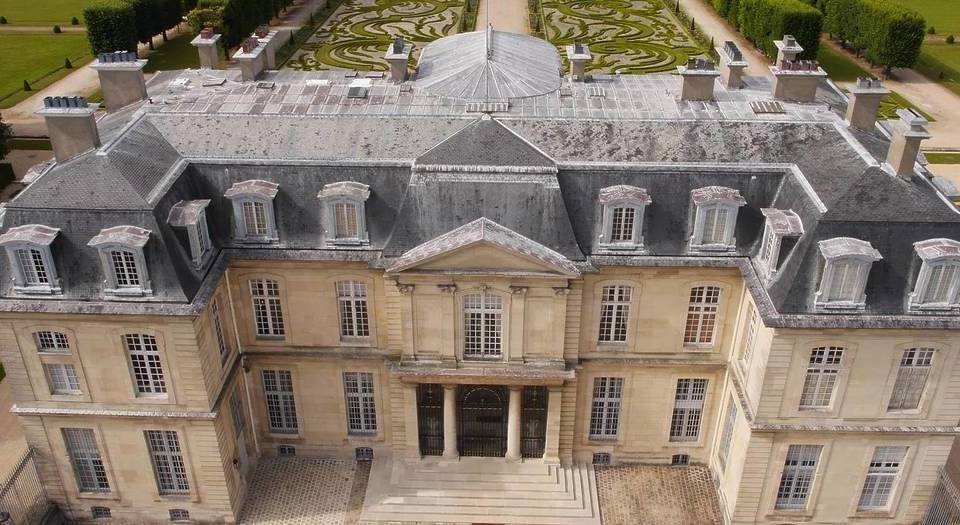 Moins fréquenté que Versailles, ce château à portée de RER ayant appartenu au financier de Louis XIV a servi de décor à plus de 80 films, il cache 900 meubles du XVIIIe siècle et son parc est classé « Jardin Remarquable »