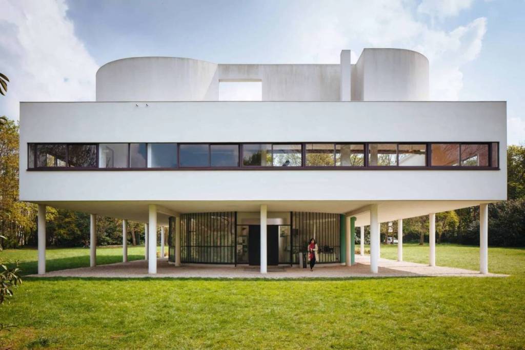 Nur eine RER-Fahrt entfernt liegt dieses Haus aus den 30er Jahren, das direkt aus der Zukunft zu stammen scheint – es stammt von Le Corbusier, wäre beinahe verschwunden und ist dennoch eines der schönsten Beispiele modernistischer Architektur