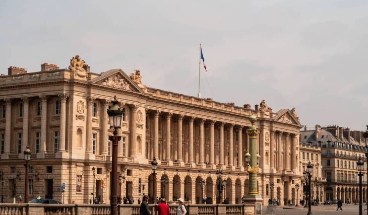 En París, bajo los dorados de este antiguo almacén real, puedes visitar una de las logias más secretas con vistas a la Concordia; su restauración ha requerido nada menos que 400 artesanos.