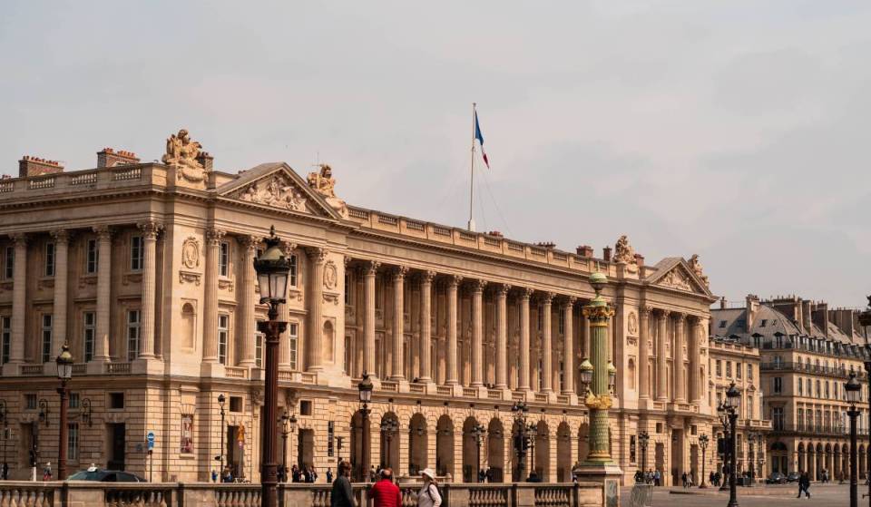 In Parijs, onder het vergulde pleisterwerk van dit voormalige koninklijke opslaggebouw, kun je een van de meest verborgen loggia’s bezoeken met uitzicht op de Place de la Concorde – voor de restauratie waren maar liefst 400 ambachtslieden nodig