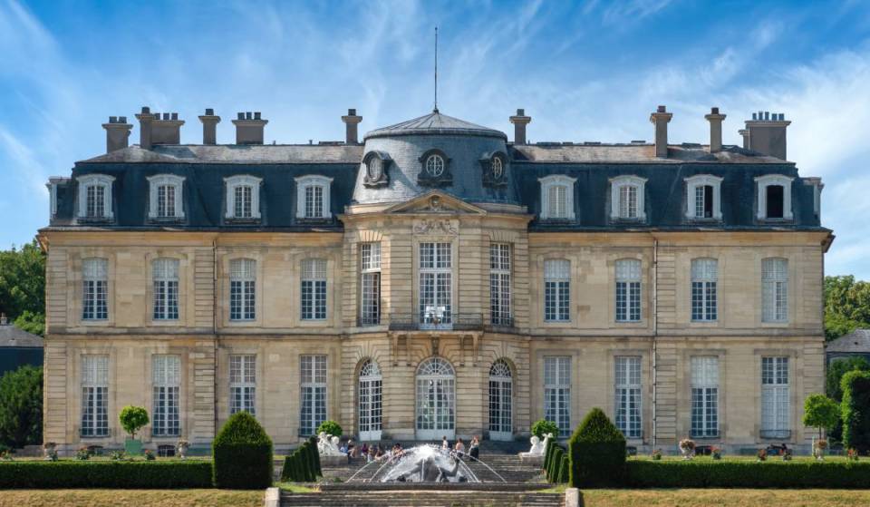 Dit kasteel, dat minder drukbezocht is dan Versailles en met de RER makkelijk te bereiken is, was ooit van de financier van Lodewijk XIV en heeft als decor gediend voor meer dan 80 films. Het herbergt 900 meubels uit de 18e eeuw en het park is geklasseerd als „Jardin Remarquable“