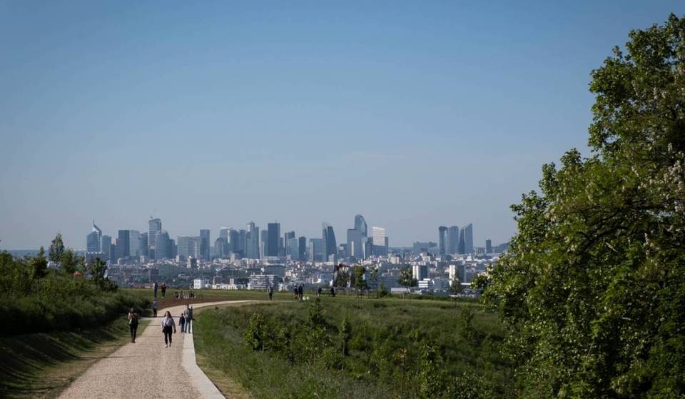 Dieser 40 Hektar große Naturpark, der als „das Dach der Île-de-France“ bezeichnet wird, liegt auf 120 Metern Höhe und bietet einen atemberaubenden Blick auf Paris, vom Eiffelturm bis zur Sacré-Cœur