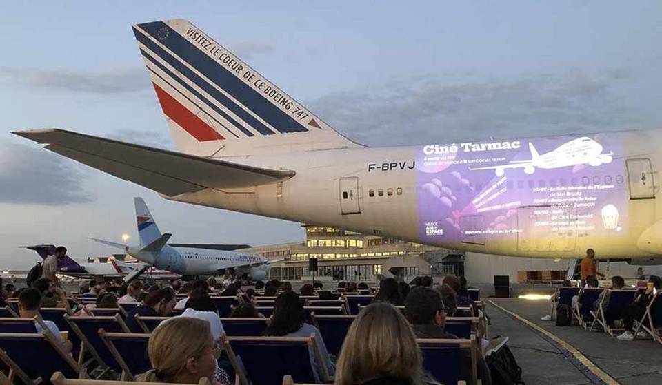 Às portas de Paris, um verdadeiro Boeing 747 transforma-se num ecrã de cinema gigante por apenas três noites