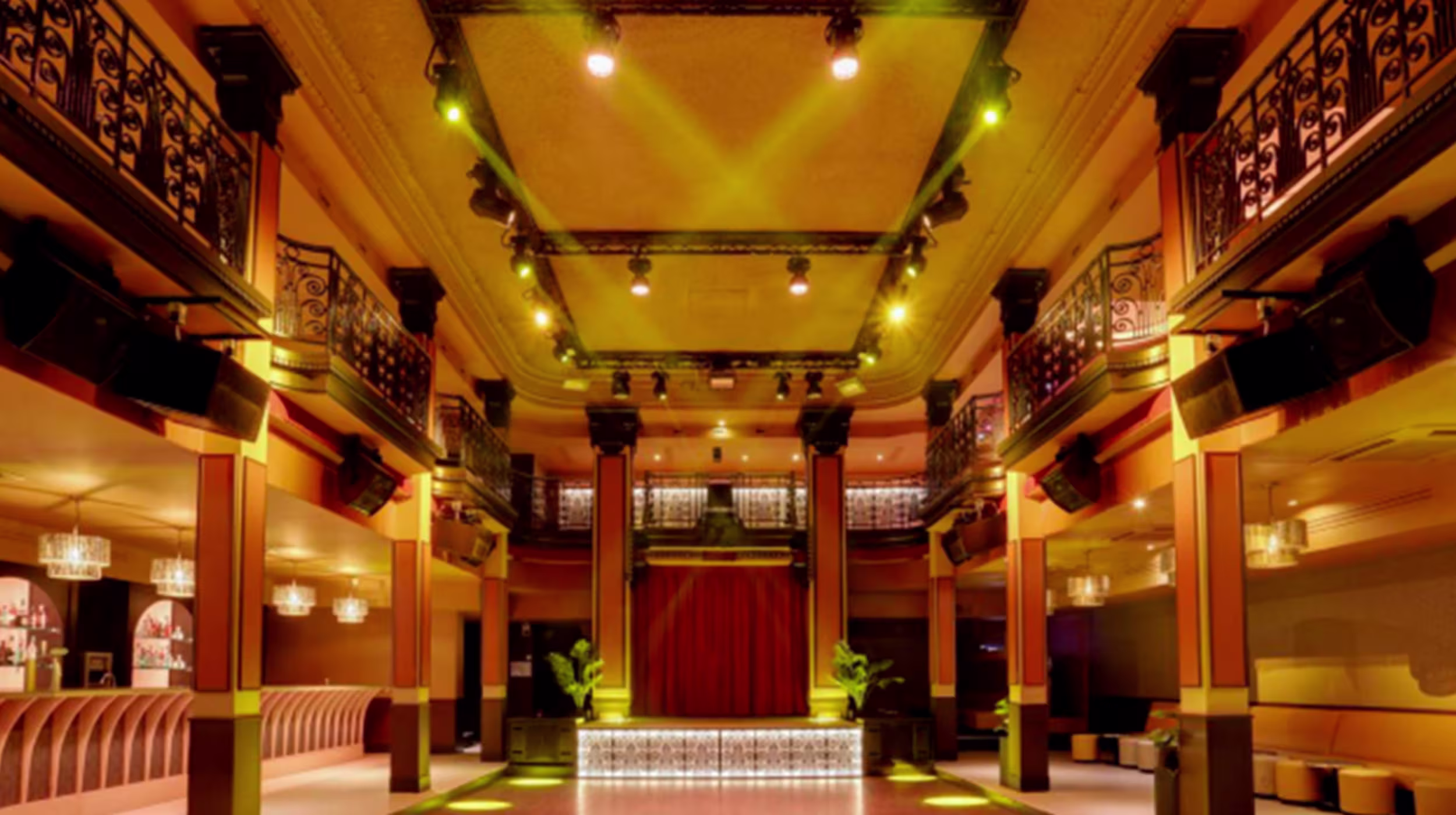 Vous pouvez danser entre des portes de coffre-fort géantes dans ce club de 700 m² au style Art déco des années 30 en plein cœur du 9e arrondissement de Paris