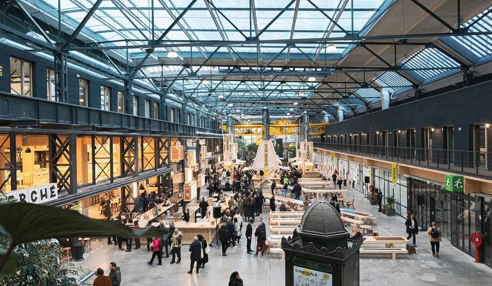 A poucos minutos de Paris, este antigo mercado de 7 500 m² alberga vários balcões de comida de rua e um mercado