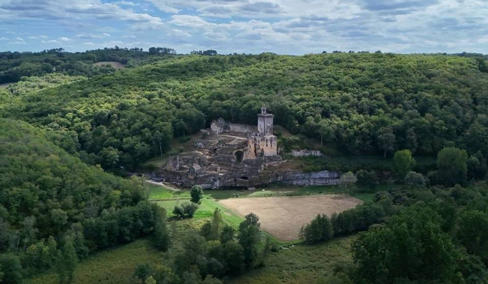 Questo incredibile castello medievale in rovina nasconde un villaggio trogloditico e una grotta decorata risalente a 15.000 anni fa