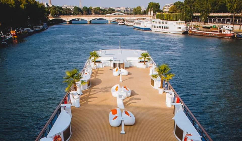 Auf der Seine bietet dieses Hausboot mit Dachterrasse schwimmende Abendessen vor dem Hintergrund von DJ-Sets!