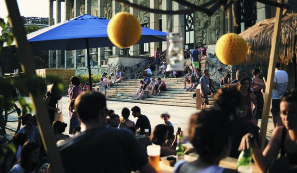 Terrasse: Les Lionnes, eine neue Pop-up-Bar, lässt sich auf dem Vorplatz des Palais de la Porte Dorée nieder